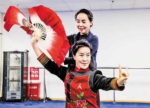 5月31日，姚桂苹（后）在康保县二人台文化艺术传播中心排练节目。本报记者 耿辉摄