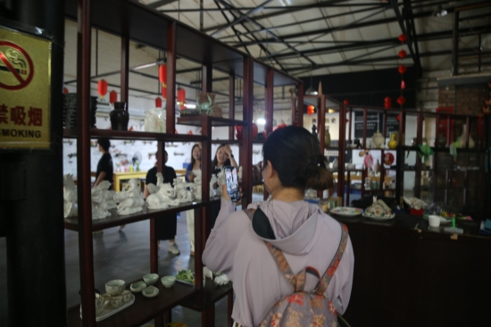 主播在国玉陶瓷现场直播展示陶瓷作品。杨晓朴摄
