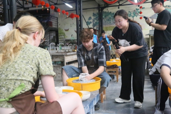 主播在国玉陶瓷现场直播游客进行手工拉坯。杨晓朴摄