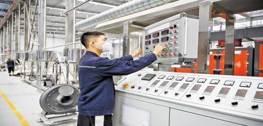  张家口怀安：“吃进”废旧叶片 “吐出”塑木地板